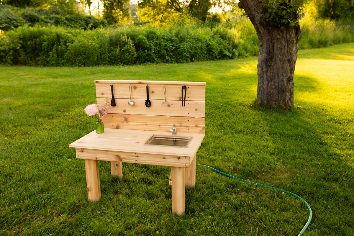 Mini cuisinette extérieure en cèdre Noble Wooden Toys avec robinet fonctionnel et bac amovible, 35 po