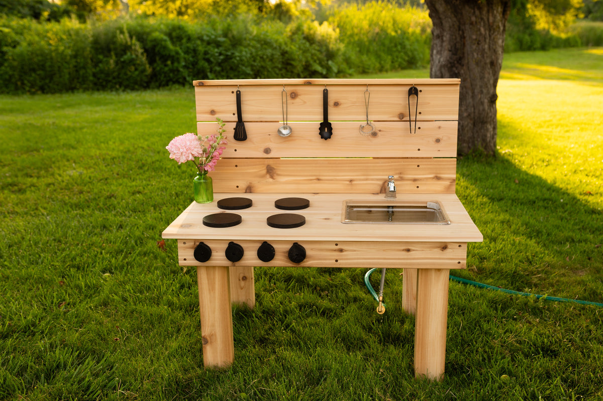 Mini cuisinette extérieure en cèdre Noble Wooden Toys avec robinet fonctionnel et bac amovible, 35 po