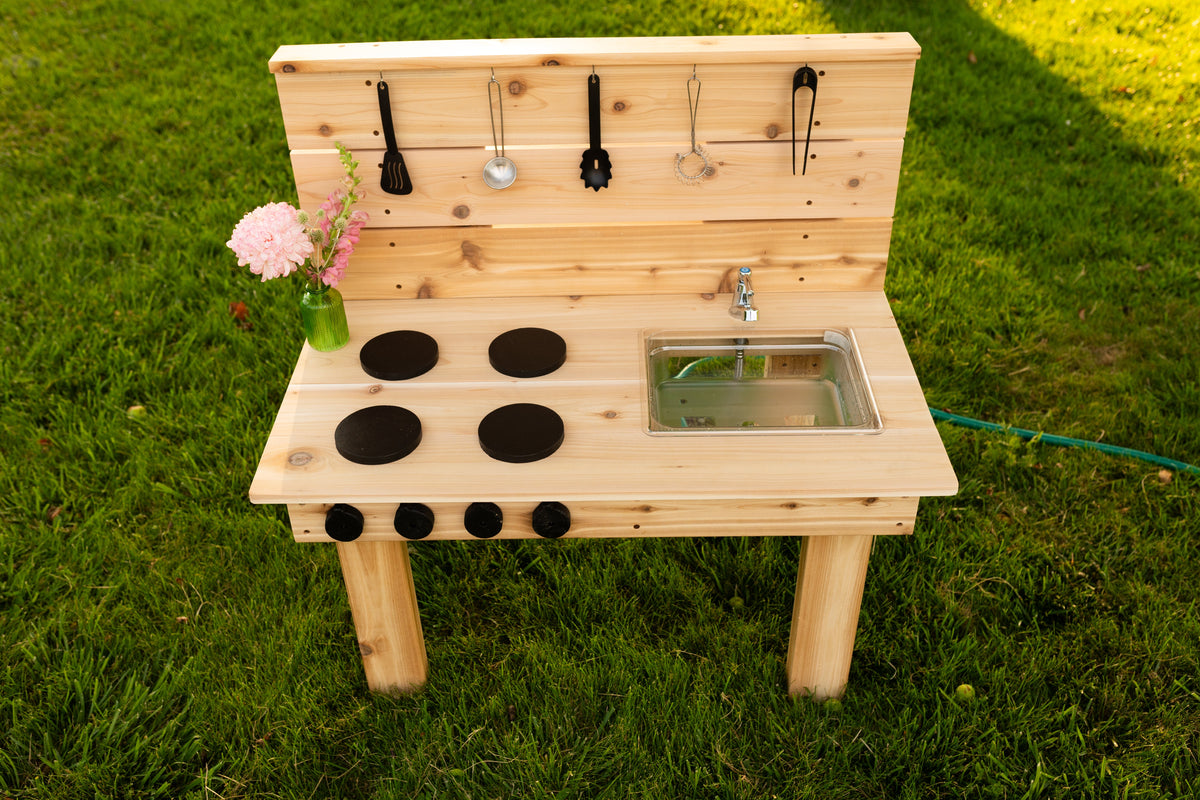 Mini cuisinette extérieure en cèdre Noble Wooden Toys avec robinet fonctionnel et bac amovible, 35 po
