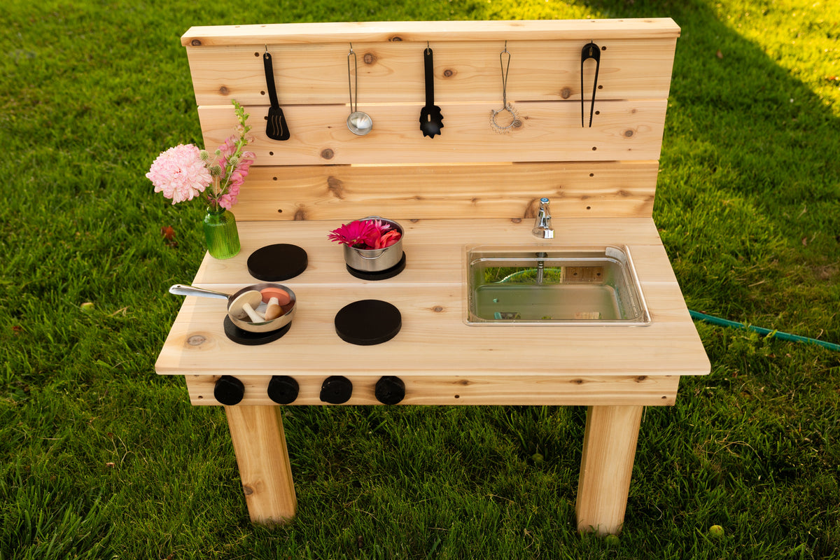 Mini cuisinette extérieure en cèdre Noble Wooden Toys avec robinet fonctionnel et bac amovible, 35 po