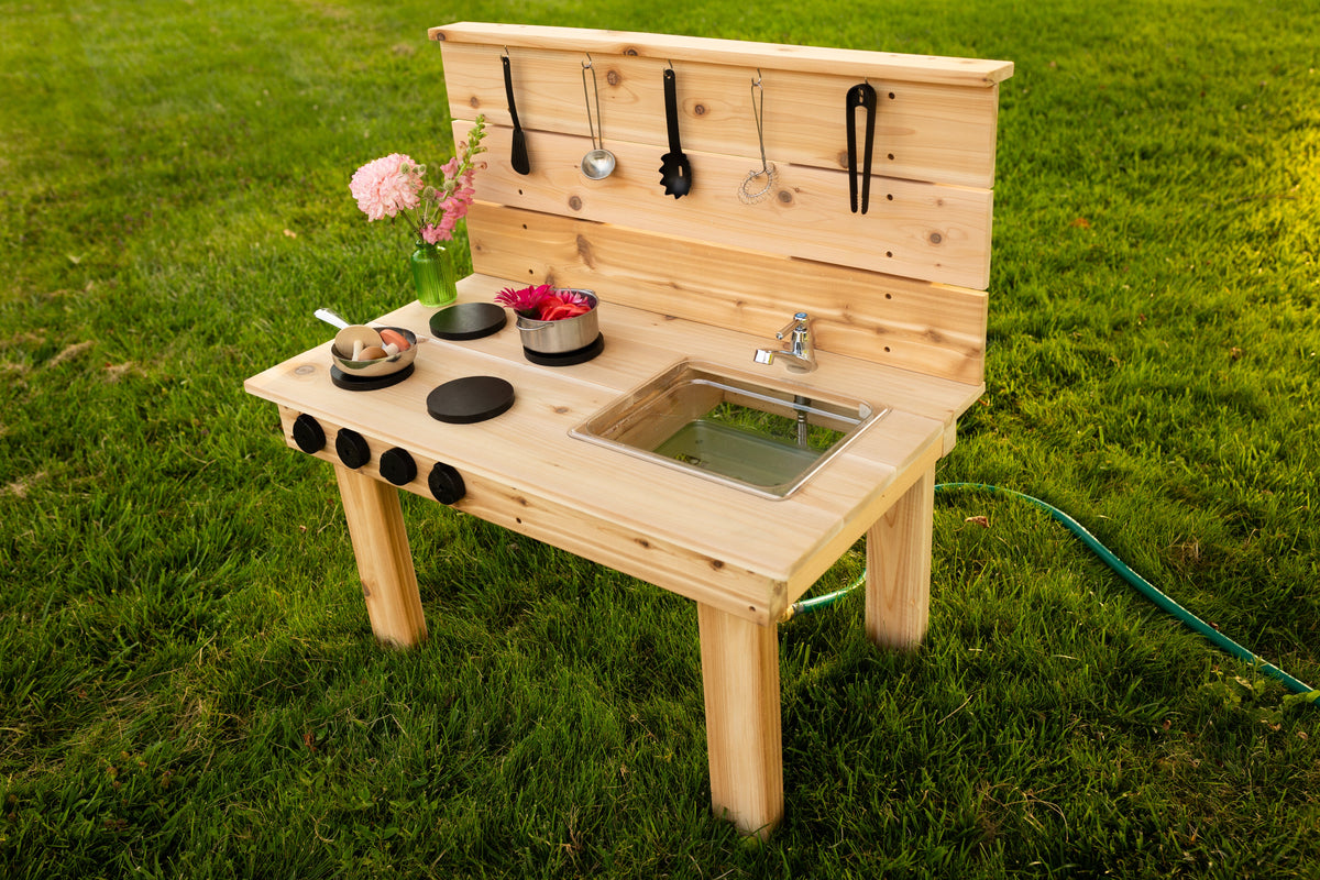 Mini cuisinette extérieure en cèdre Noble Wooden Toys avec robinet fonctionnel et bac amovible, 35 po