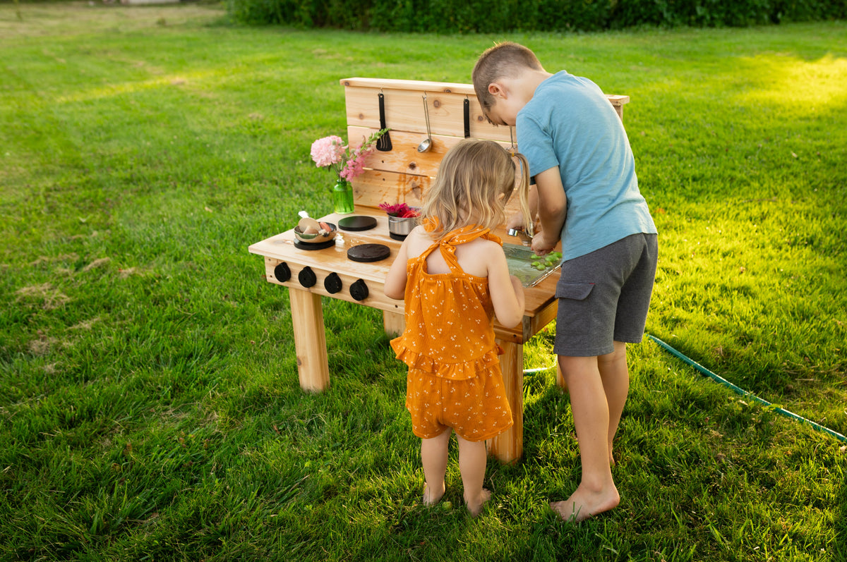 Mini cuisinette extérieure en cèdre Noble Wooden Toys avec robinet fonctionnel et bac amovible, 35 po