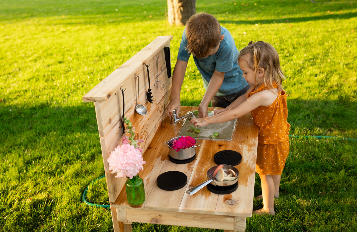 Mini cuisinette extérieure en cèdre Noble Wooden Toys avec robinet fonctionnel et bac amovible, 35 po