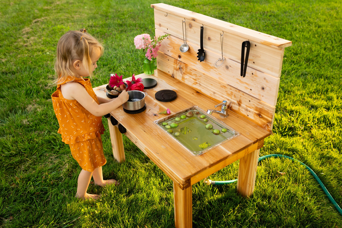 Mini cuisinette extérieure en cèdre Noble Wooden Toys avec robinet fonctionnel et bac amovible, 35 po