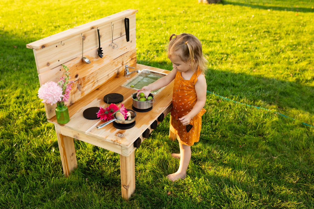 Mini cuisinette extérieure en cèdre Noble Wooden Toys avec robinet fonctionnel et bac amovible, 35 po