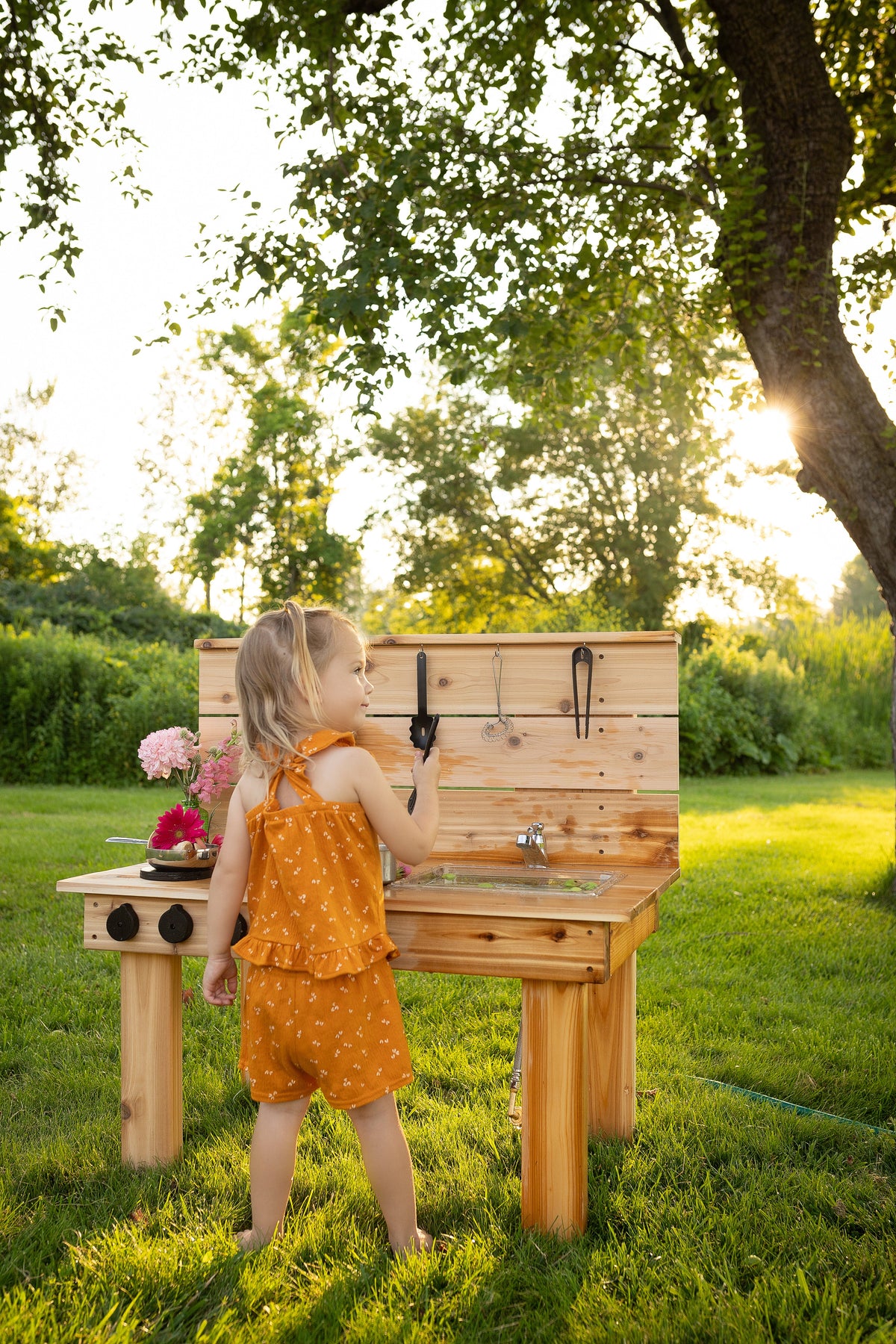 Mini cuisinette extérieure en cèdre Noble Wooden Toys avec robinet fonctionnel et bac amovible, 35 po