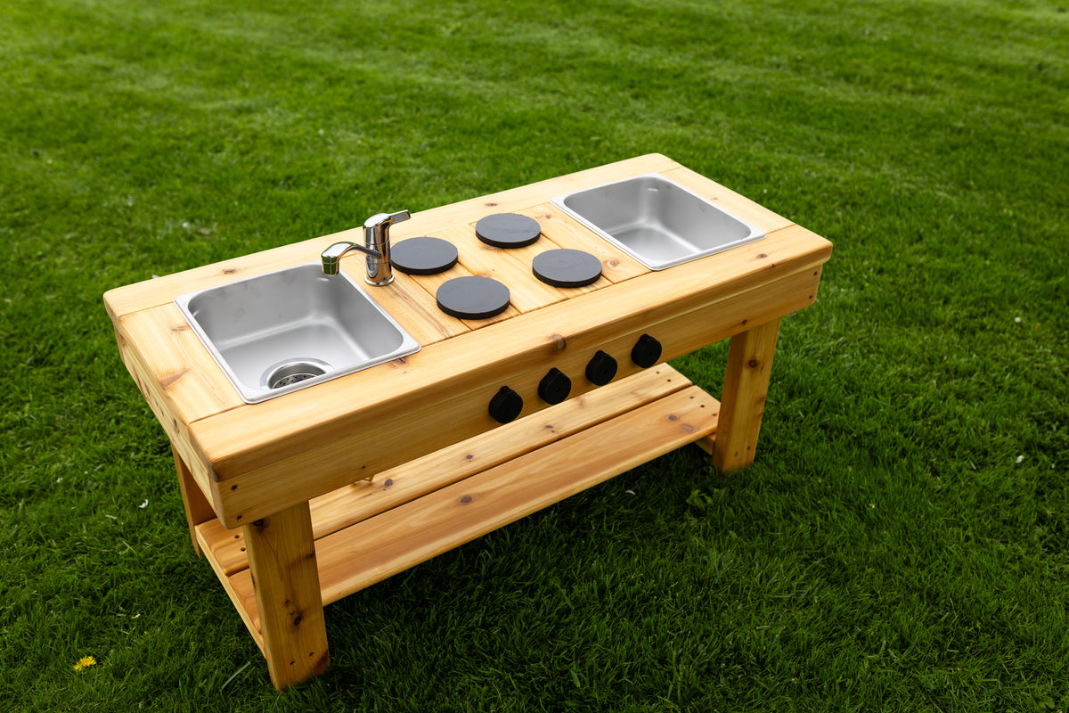 Cuisinette extérieure en cèdre Noble Wooden Toys avec tablette, cuisinière et 2 éviers transparents centrés, robinet en bois ou en acier