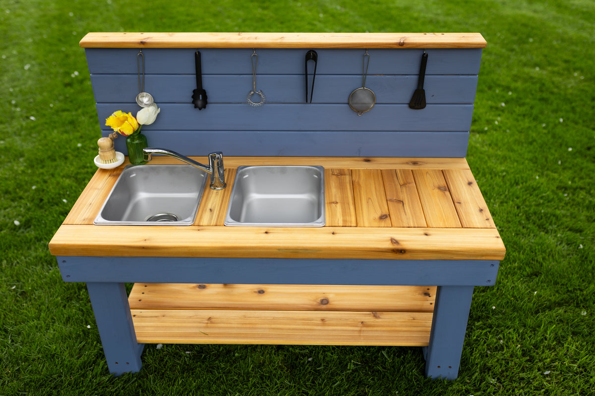 Cuisinette extérieure peinte en cèdre Noble Wooden Toys avec dosseret, tablette et 2 éviers à gauche