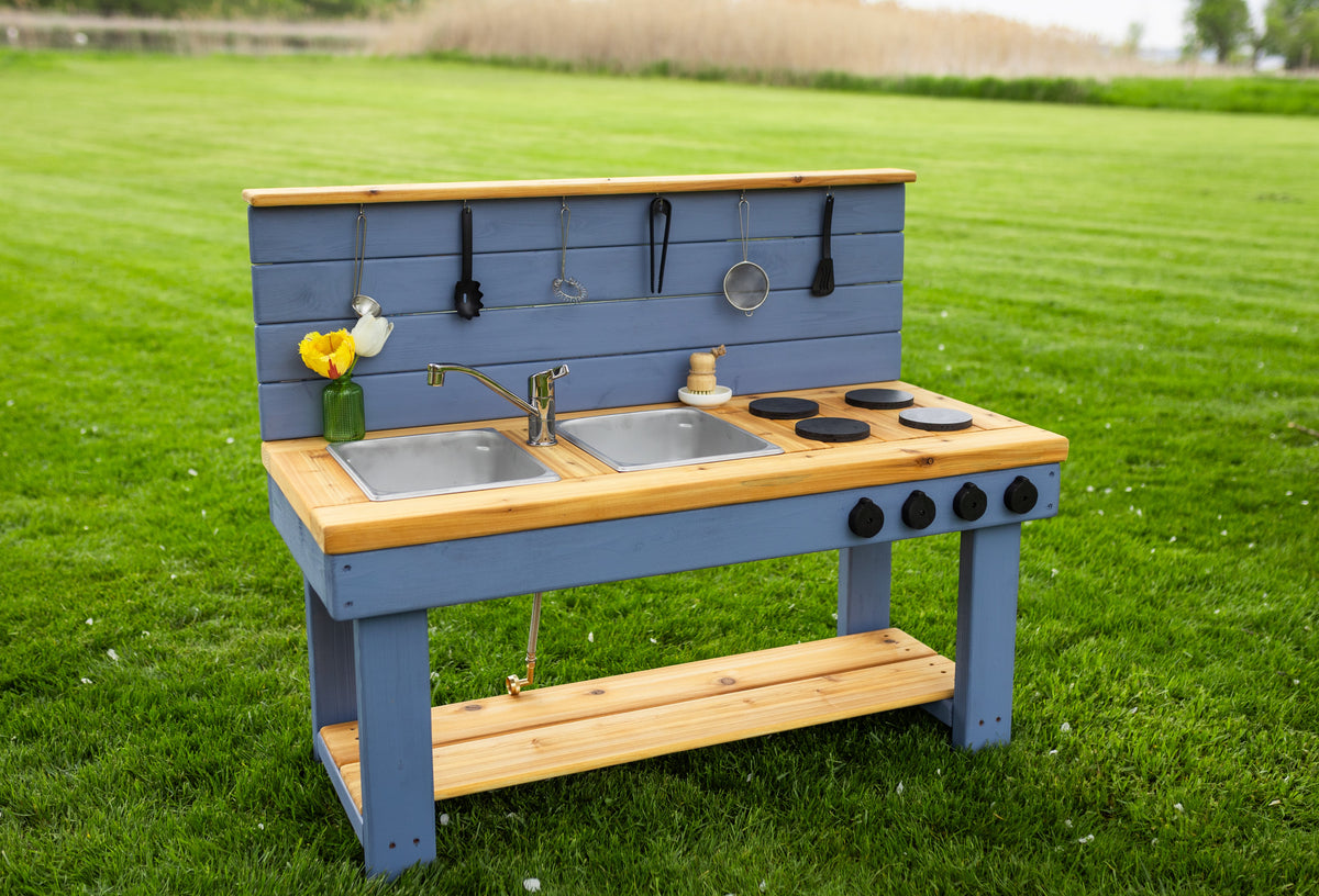 Cuisinette extérieure peinte en cèdre Noble Wooden Toys avec dosseret, tablette et 2 éviers à gauche