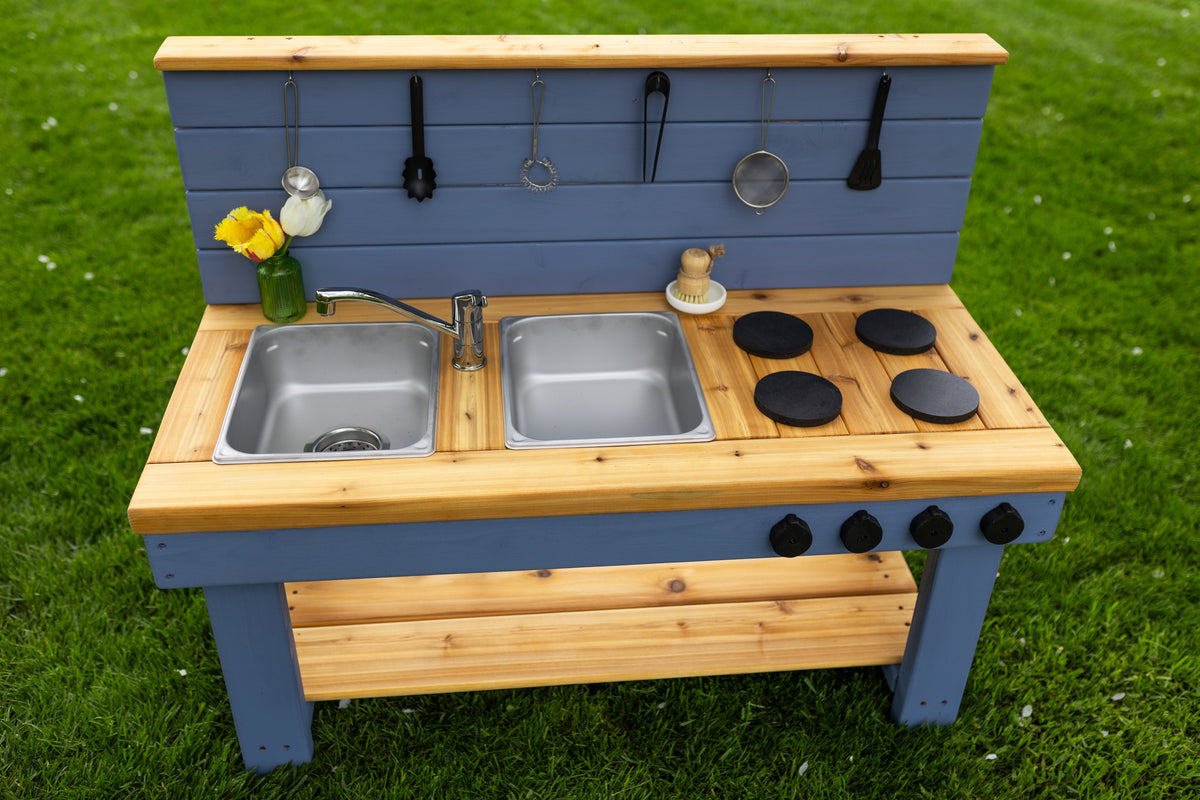Cuisinette extérieure peinte en cèdre Noble Wooden Toys avec dosseret, tablette et 2 éviers à gauche
