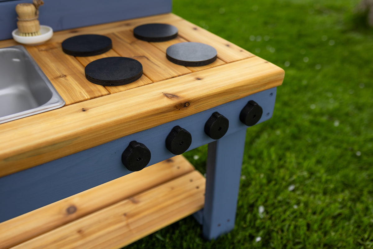 Cuisinette extérieure peinte en cèdre Noble Wooden Toys avec dosseret, tablette et 2 éviers à gauche