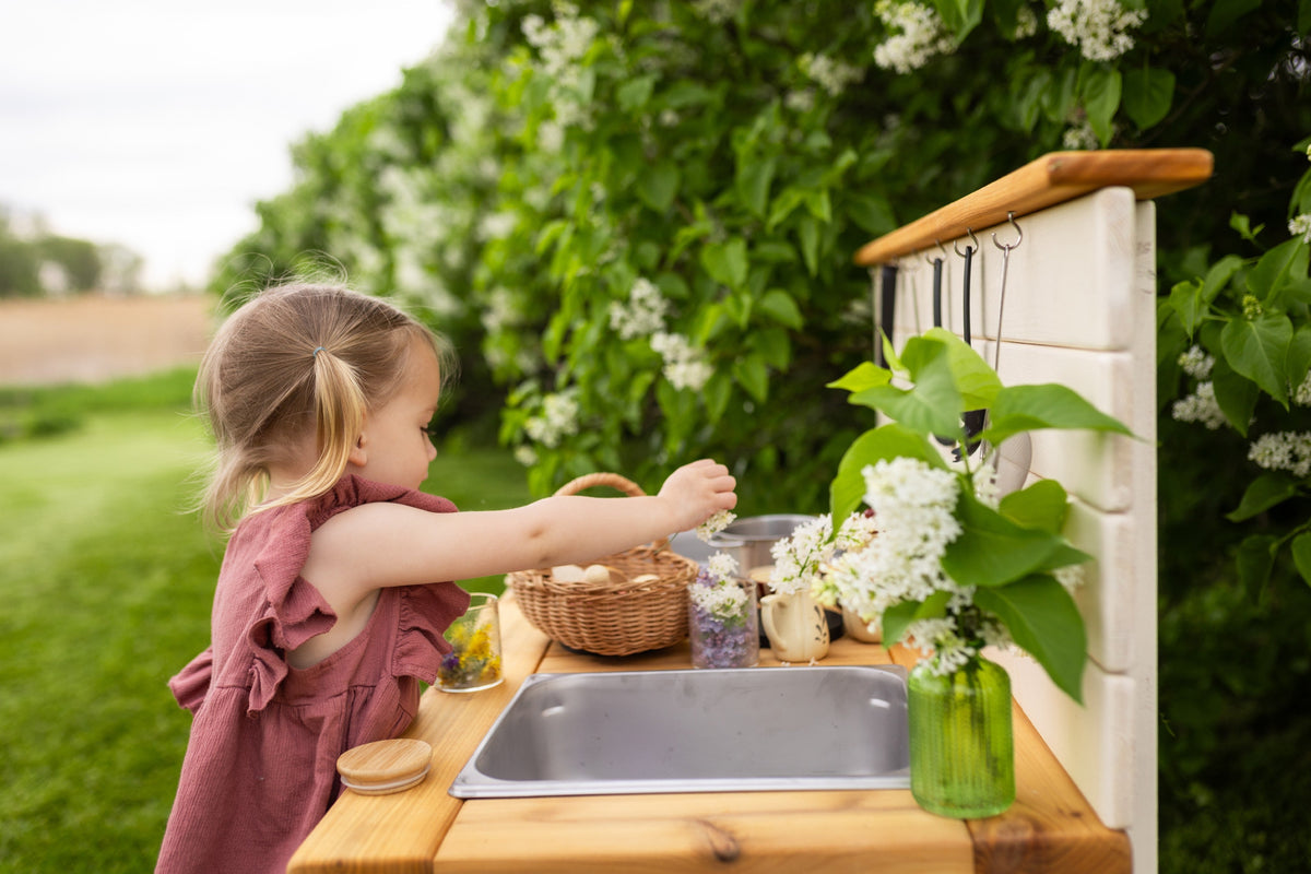 Cuisinette extérieure peinte en cèdre Noble Wooden Toys avec dosseret, tablette et 2 éviers centrés