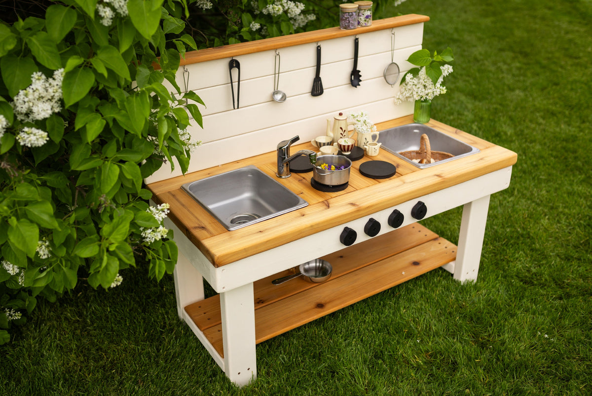 Cuisinette extérieure peinte en cèdre Noble Wooden Toys avec dosseret, tablette et 2 éviers centrés