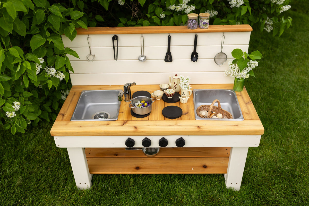 Cuisinette extérieure peinte en cèdre Noble Wooden Toys avec dosseret, tablette et 2 éviers centrés