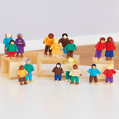 Multi-ethnic wooden figurine set (16 pcs)