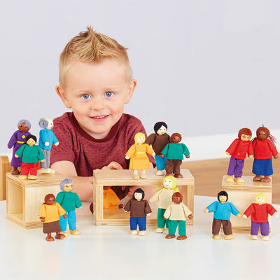 Multi-ethnic wooden figurine set (16 pcs)