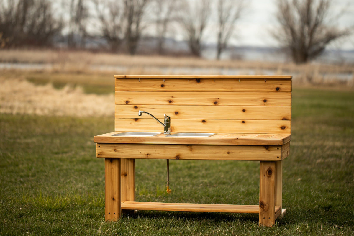 Cuisinette extérieure en cèdre Noble Wooden Toys avec dosseret, tablette et 2 éviers à gauche