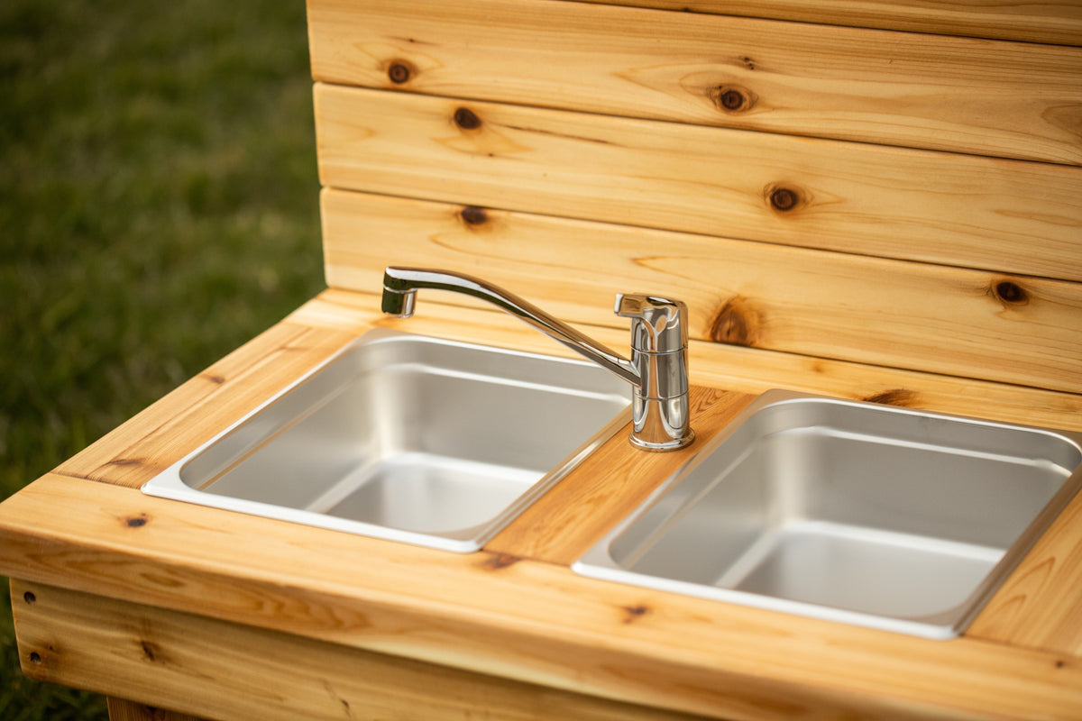 Cuisinette extérieure en cèdre Noble Wooden Toys avec dosseret, tablette et 2 éviers à gauche
