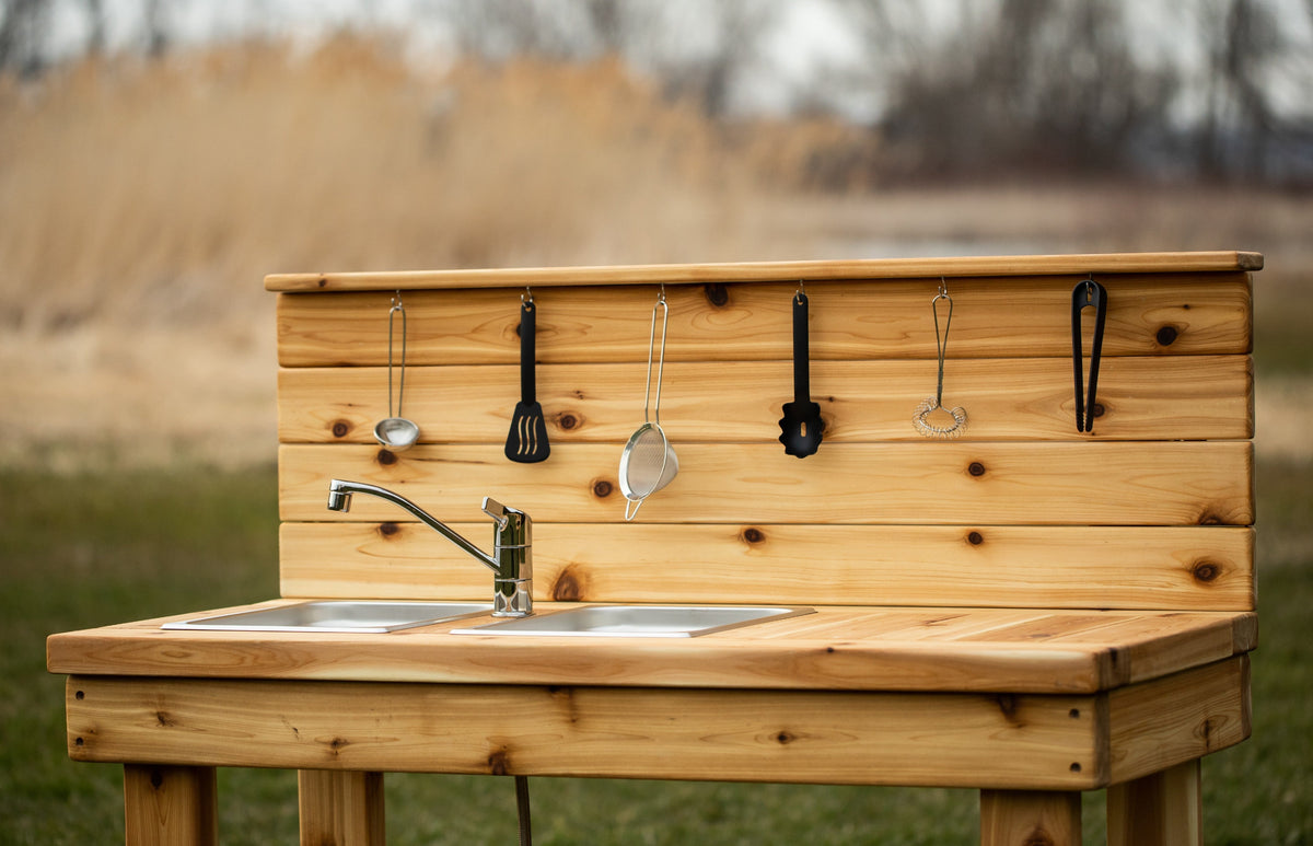 Cuisinette extérieure en cèdre Noble Wooden Toys avec dosseret, tablette et 2 éviers à gauche