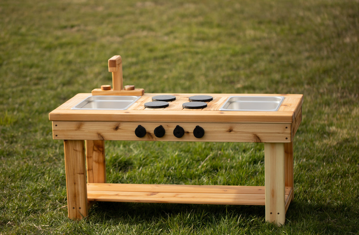 Cuisinette extérieure en cèdre Noble Wooden Toys avec tablette, cuisinière et 2 éviers transparents centrés, robinet en bois ou en acier
