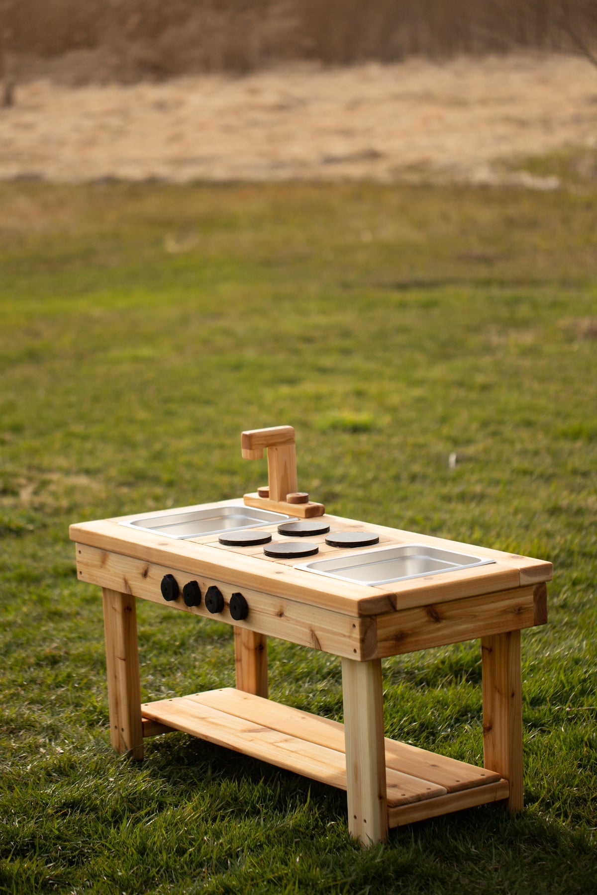 Cuisinette extérieure en cèdre Noble Wooden Toys avec tablette, cuisinière et 2 éviers transparents centrés, robinet en bois ou en acier
