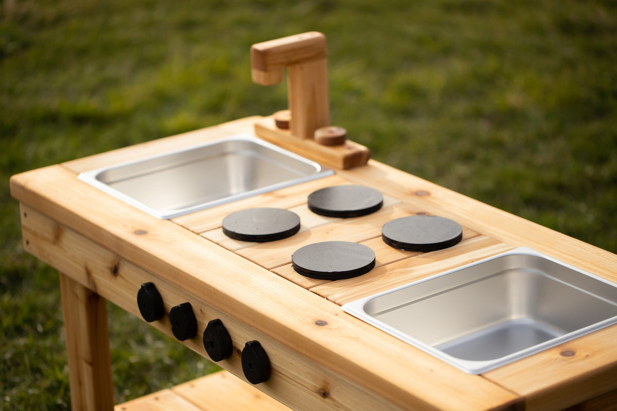 Cuisinette extérieure en cèdre Noble Wooden Toys avec tablette, cuisinière et 2 éviers transparents centrés, robinet en bois ou en acier