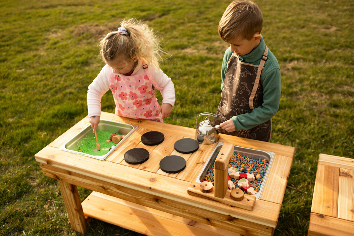 Cuisinette extérieure en cèdre Noble Wooden Toys avec tablette, cuisinière et 2 éviers transparents centrés, robinet en bois ou en acier