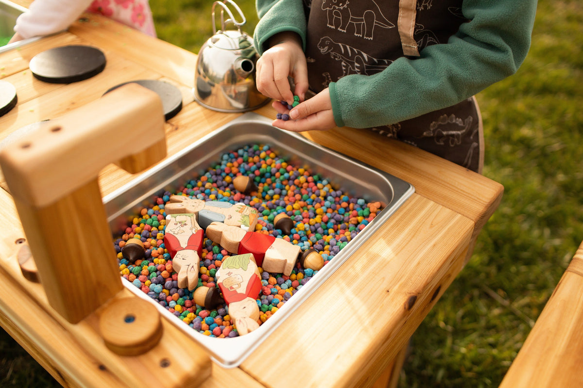 Cuisinette extérieure en cèdre Noble Wooden Toys avec tablette, cuisinière et 2 éviers transparents centrés, robinet en bois ou en acier