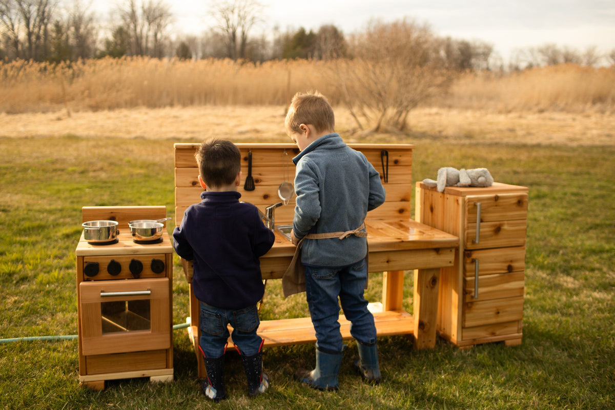 Cuisinette extérieure en cèdre Noble Wooden Toys avec dosseret, tablette et 2 éviers à gauche