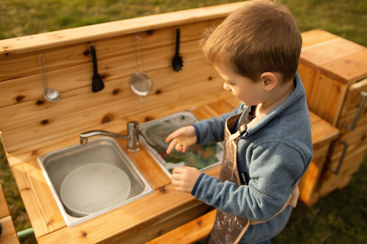 Cuisinette extérieure en cèdre Noble Wooden Toys avec dosseret, tablette et 2 éviers à gauche