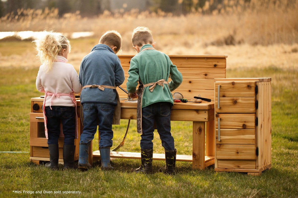 Cuisinette extérieure en cèdre Noble Wooden Toys avec dosseret, tablette et 2 éviers à gauche