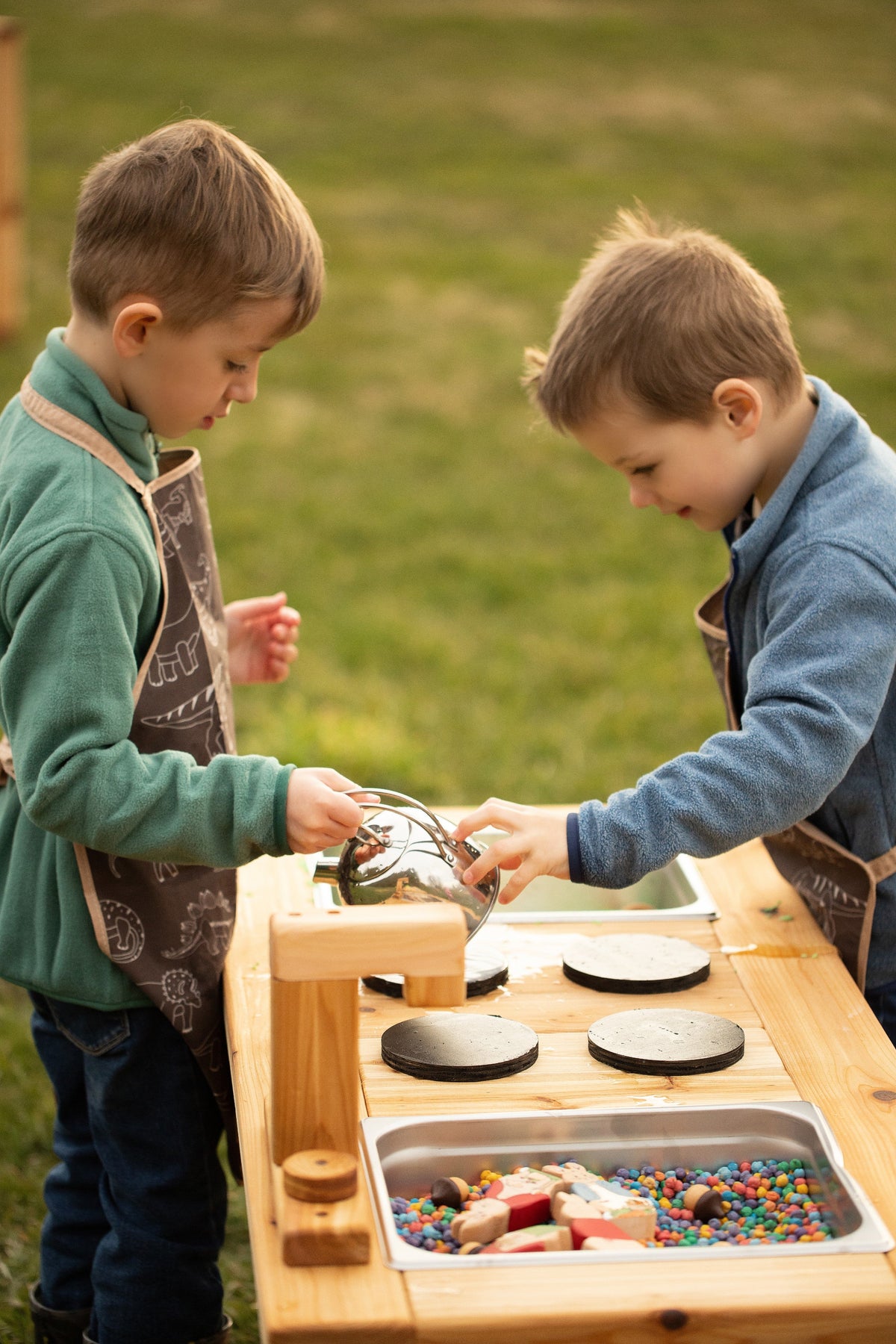 Cuisinette extérieure en cèdre Noble Wooden Toys avec tablette, cuisinière et 2 éviers transparents centrés, robinet en bois ou en acier