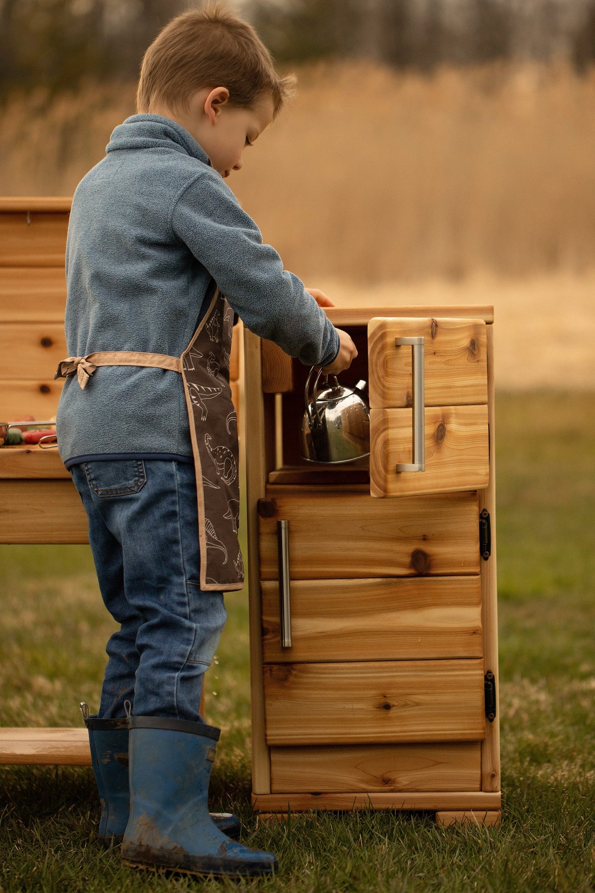 Mini réfrigérateur extérieur en cèdre Noble Wooden Toys pour jeu symbolique, avec congélateur