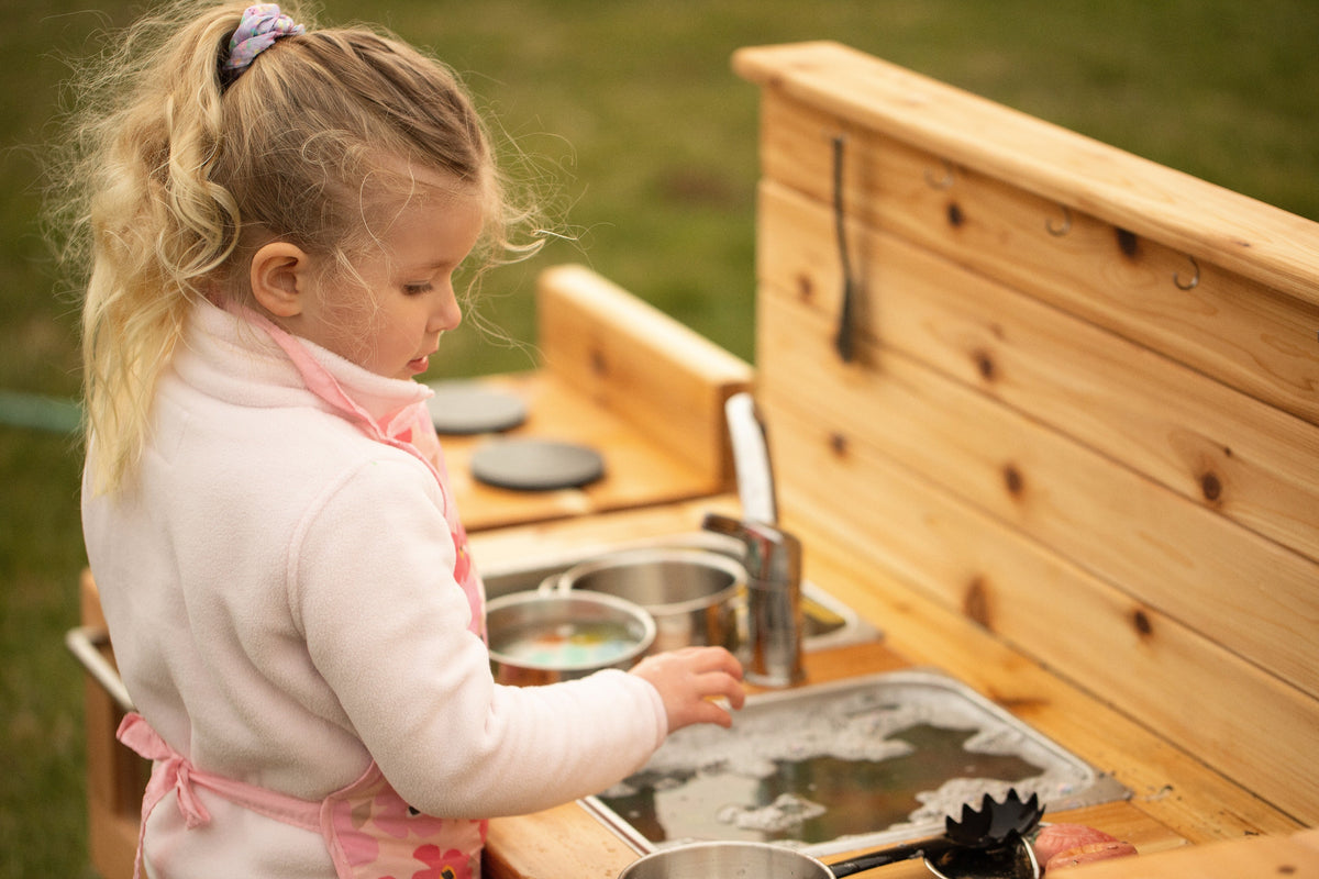 Cuisinette extérieure en cèdre Noble Wooden Toys avec dosseret, tablette et 2 éviers à gauche