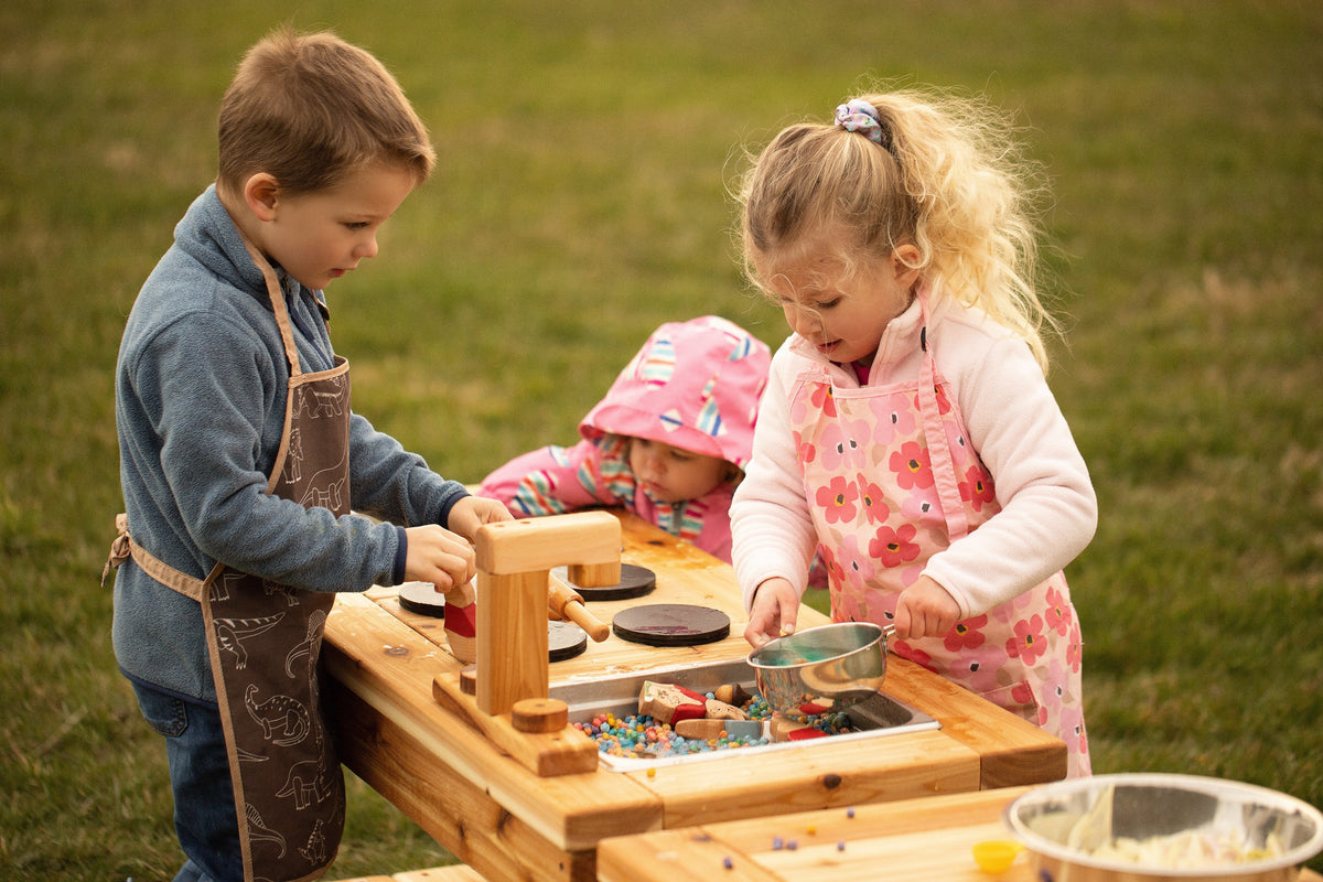 Cuisinette extérieure en cèdre Noble Wooden Toys avec tablette, cuisinière et 2 éviers transparents centrés, robinet en bois ou en acier