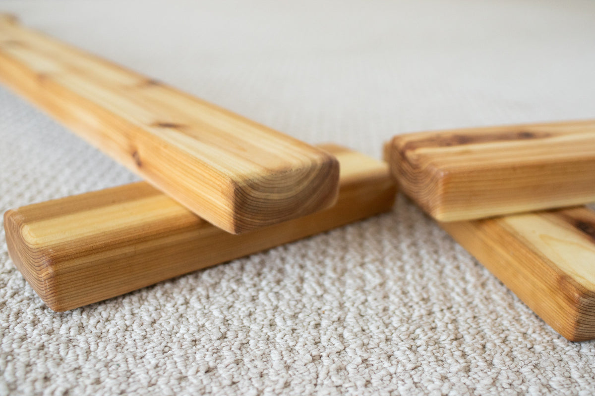 Poutres d'équilibre et pierres de gué extérieures en cèdre Noble Wooden Toys