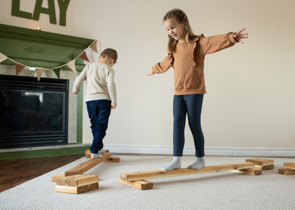 Poutres d'équilibre et pierres de gué extérieures en cèdre Noble Wooden Toys