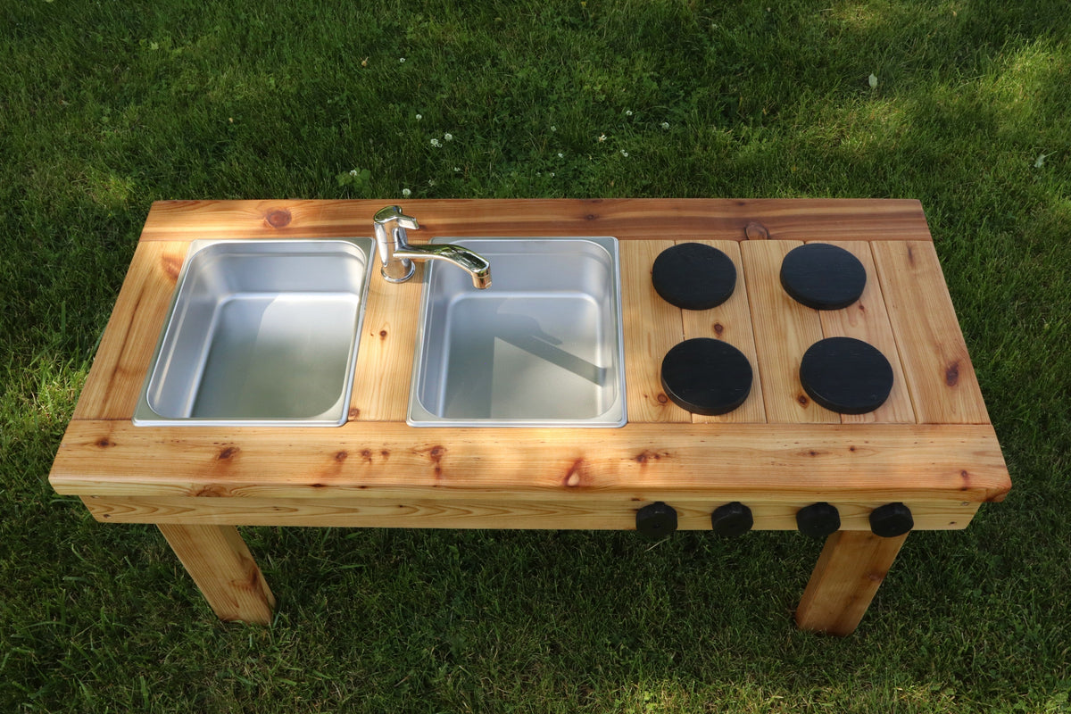 Cuisinette extérieure simple en cèdre Noble Wooden Toys sans tablette, 2 éviers en acier inoxydable