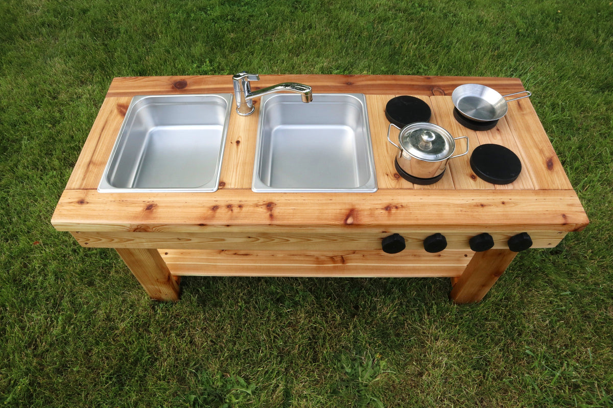 Cuisinette extérieure simple en cèdre Noble Wooden Toys avec tablette, 2 éviers en acier inoxydable
