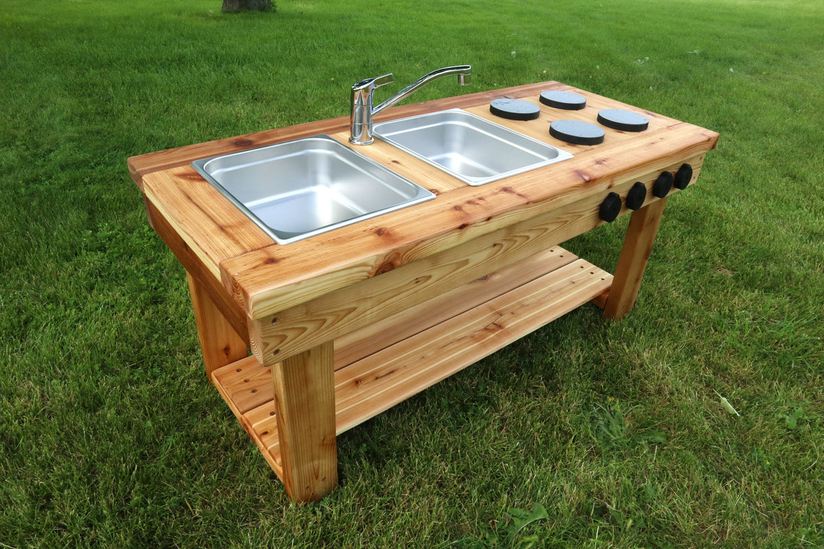 Cuisinette extérieure simple en cèdre Noble Wooden Toys avec tablette, 2 éviers en acier inoxydable
