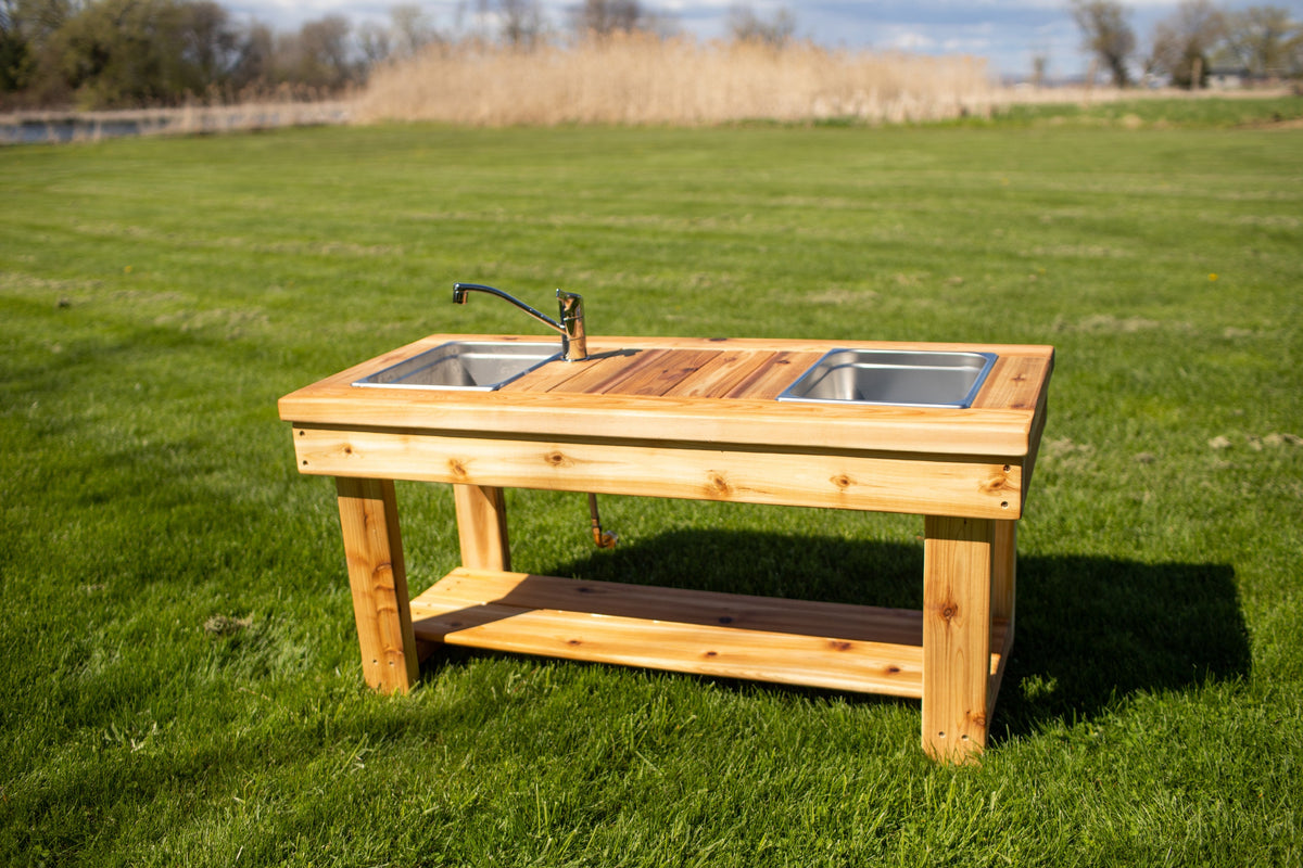 Cuisinette extérieure en cèdre Noble Wooden Toys avec tablette, cuisinière et 2 éviers transparents centrés, robinet en bois ou en acier