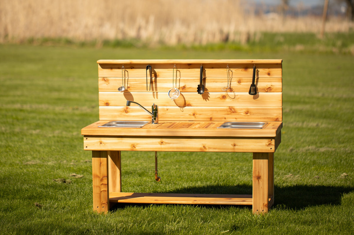 Cuisinette extérieure en cèdre Noble Wooden Toys avec dosseret, tablette et 2 éviers centrés