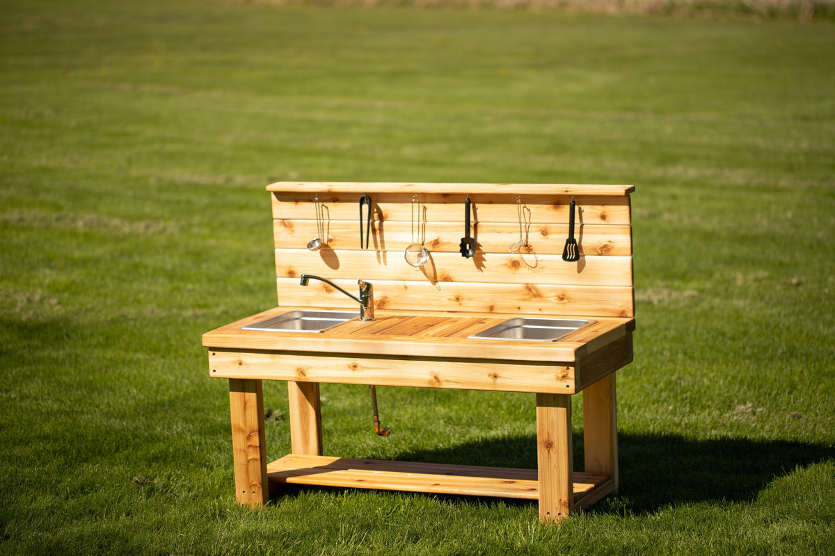Cuisinette extérieure en cèdre Noble Wooden Toys avec dosseret, tablette et 2 éviers centrés