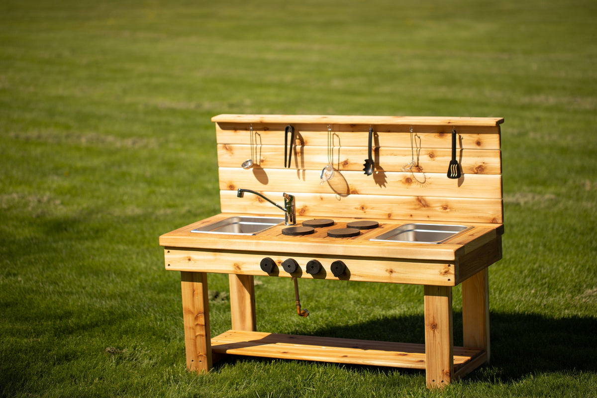 Cuisinette extérieure en cèdre Noble Wooden Toys avec dosseret, tablette et 2 éviers centrés