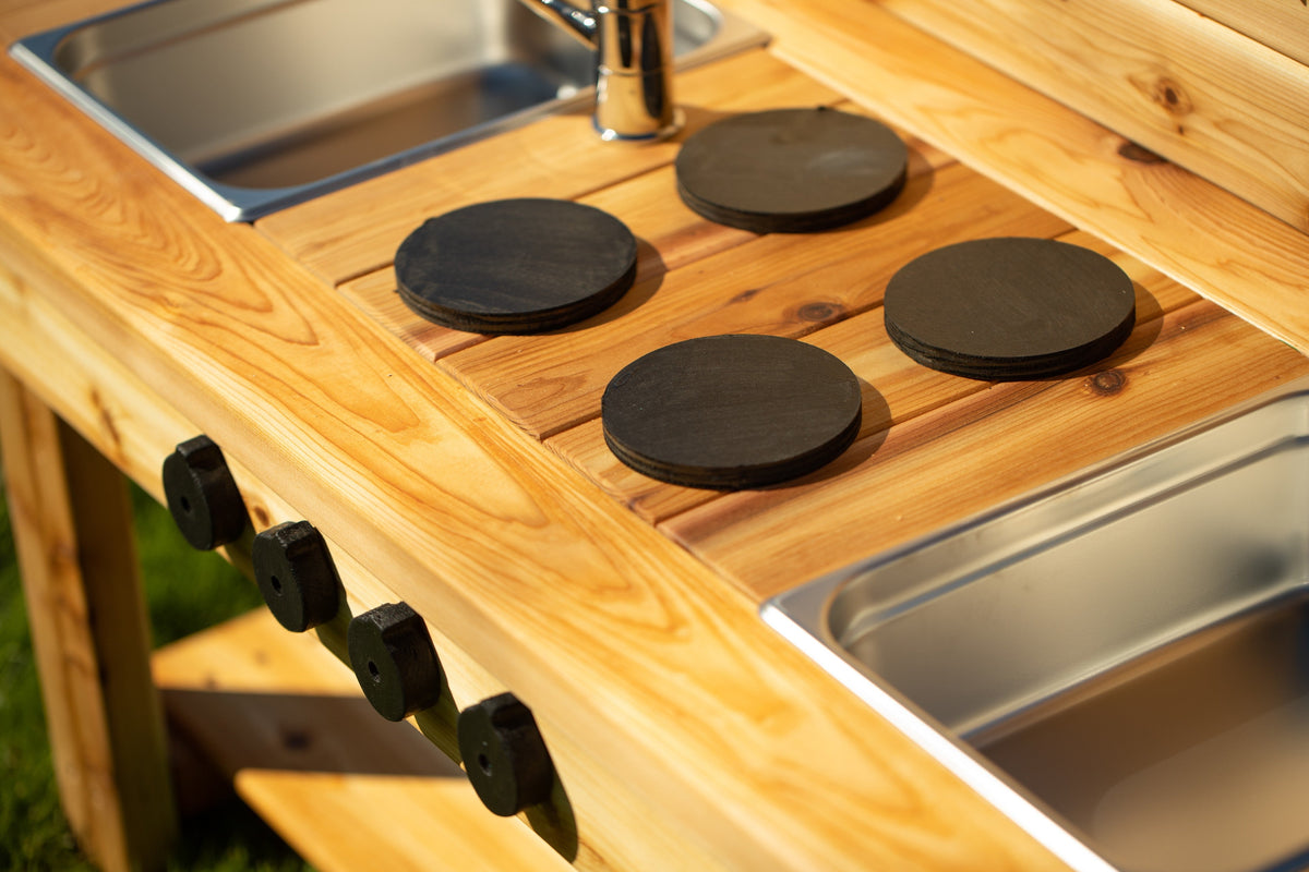 Cuisinette extérieure en cèdre Noble Wooden Toys avec dosseret, tablette et 2 éviers centrés