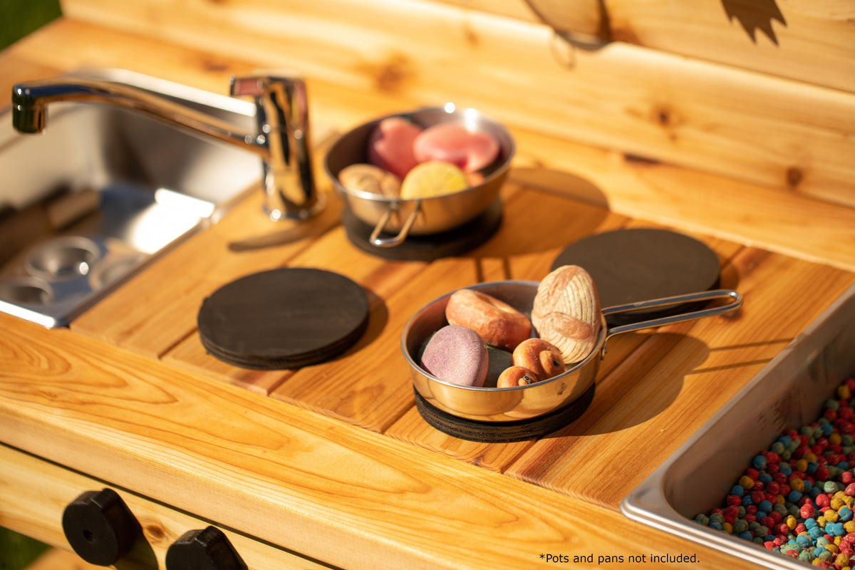 Cuisinette extérieure en cèdre Noble Wooden Toys avec dosseret, tablette et 2 éviers centrés