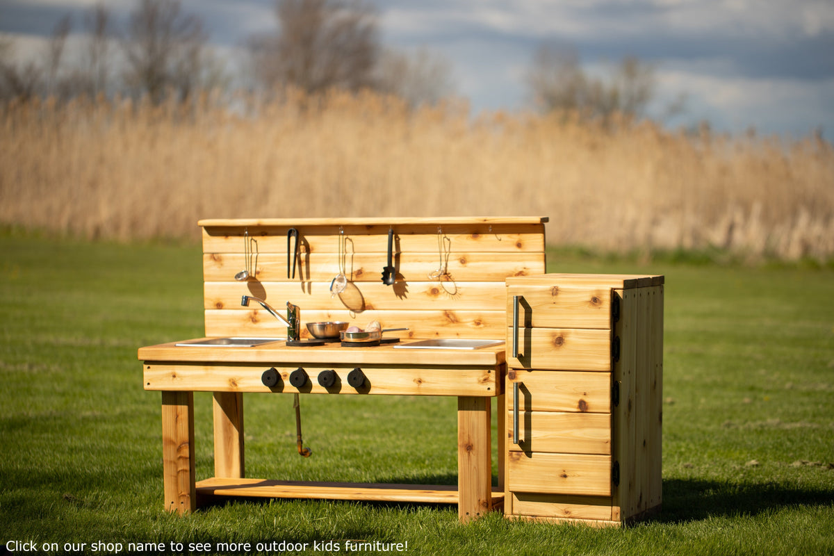 Cuisinette extérieure en cèdre Noble Wooden Toys avec dosseret, tablette et 2 éviers centrés
