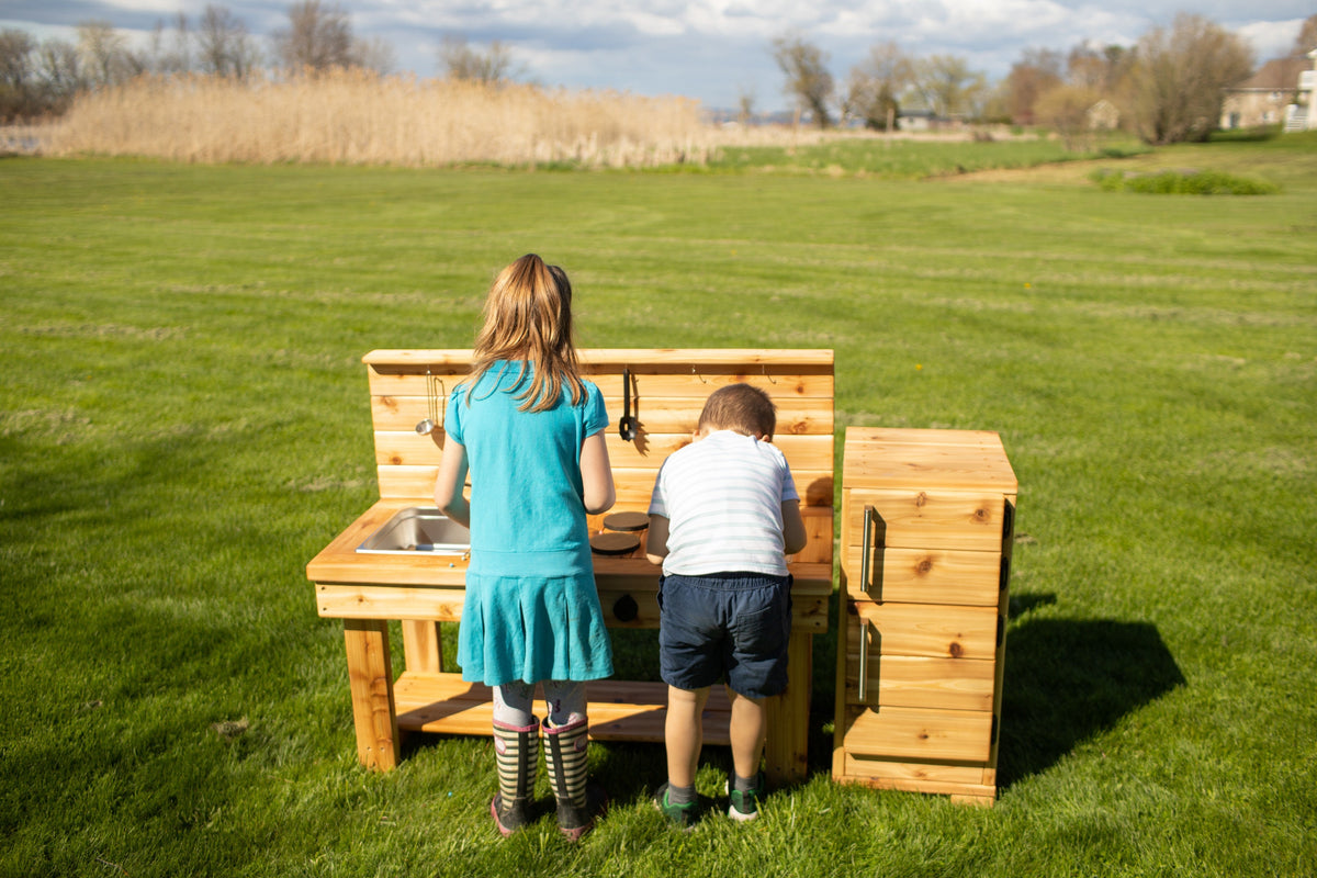 Cuisinette extérieure en cèdre Noble Wooden Toys avec dosseret, tablette et 2 éviers centrés