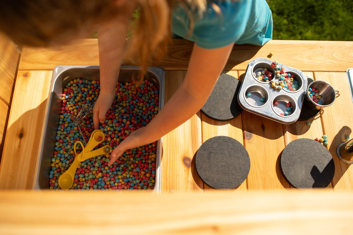 Cuisinette extérieure en cèdre Noble Wooden Toys avec dosseret, tablette et 2 éviers centrés