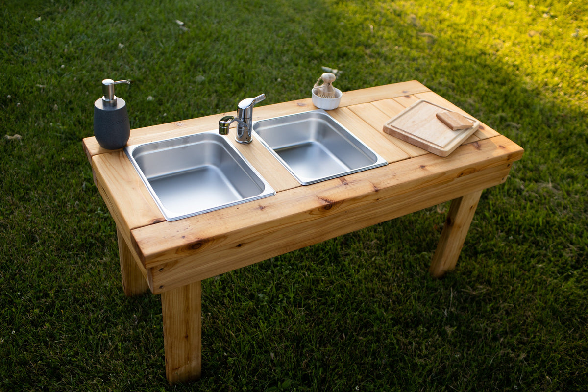 Cuisinette extérieure simple en cèdre Noble Wooden Toys sans tablette, 2 éviers en acier inoxydable